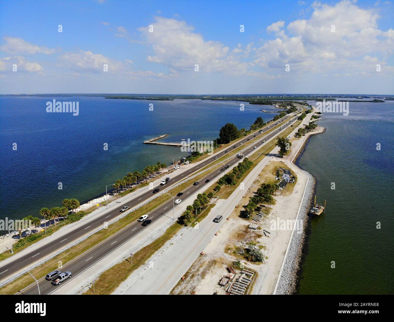 San Petersburgo, Florida, EE.UU. - 27 de septiembre de 2019 - la vista aérea del lado sur del puente Bob Graham Sunshine Skyway Foto de stock