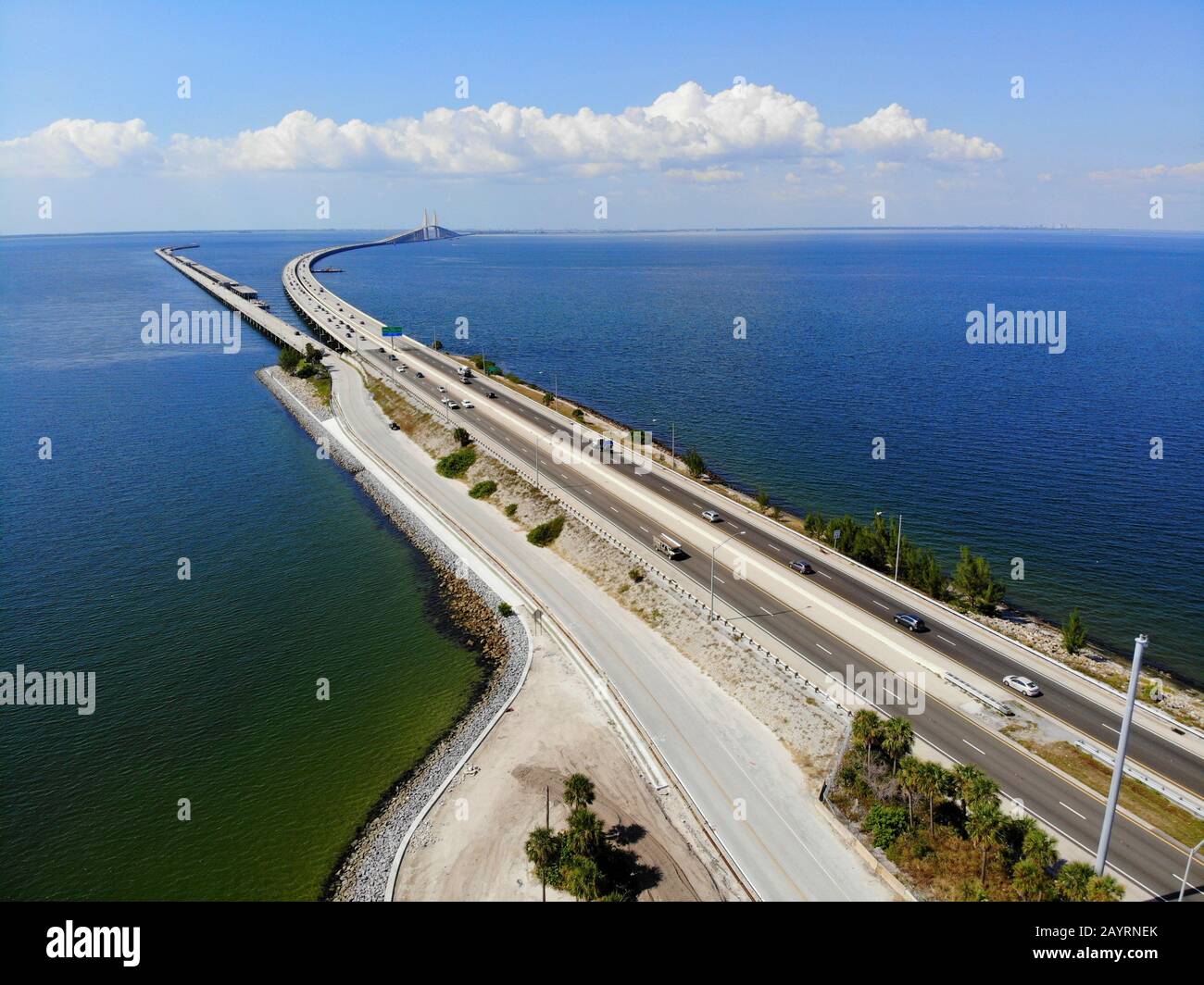 San Petersburgo, Florida, EE.UU. - 27 de septiembre de 2019 - la vista aérea del lado sur del puente Bob Graham Sunshine Skyway Foto de stock
