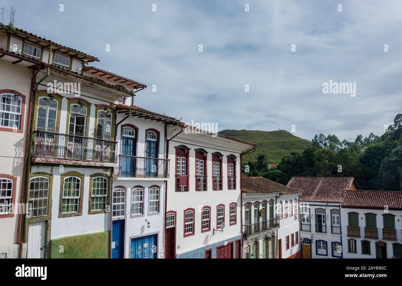 Hermoso paisaje de coloridas casas de estilo colonial con influencia barroca  portuguesa y montaña al fondo en Ouro Preto, Brasil. Pre. Ouro Fotografía  de stock - Alamy