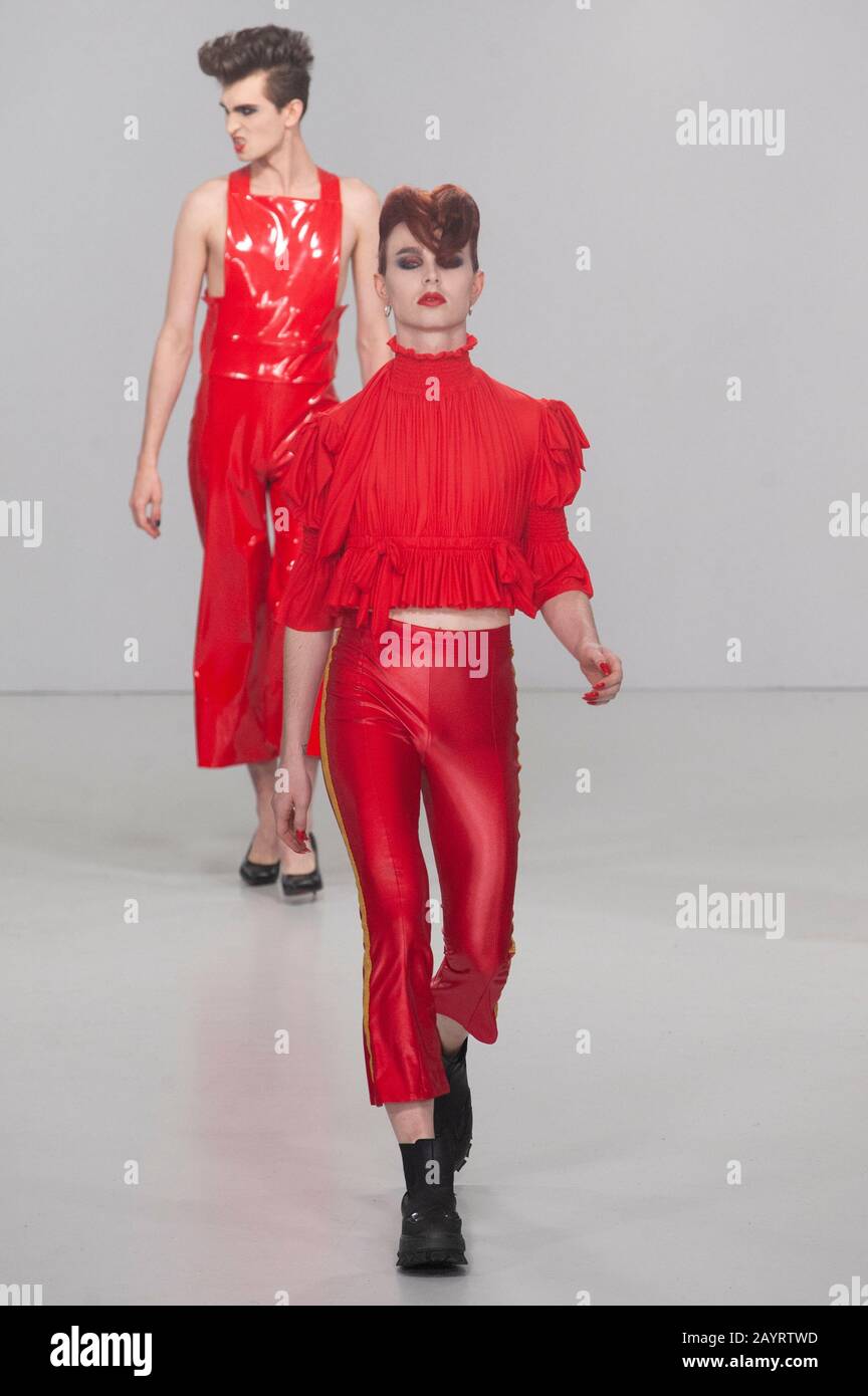 Pam Hogg Aw20 Catwalk Show Durante La Semana De La Moda De Londres En Fashion Scout, Victoria House, Londres, Reino Unido. Crédito: Antony Nettle/Alamy Live News Foto de stock