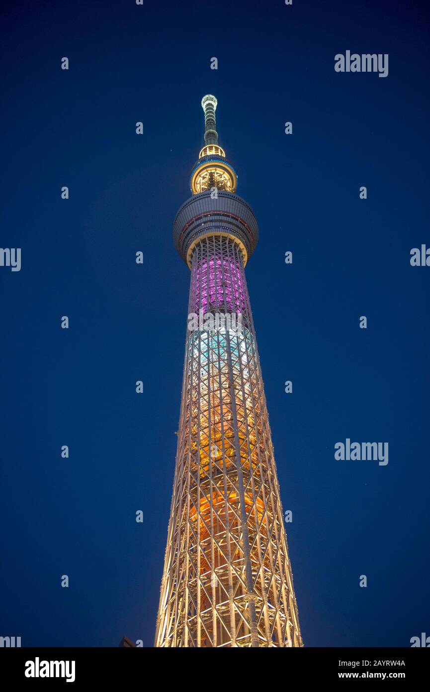 Foto nocturna del Tokyo Skytree es la torre más alta del mundo y es una torre de radiodifusión, restaurante y observación en Sumida, Tokio, Japón. Foto de stock