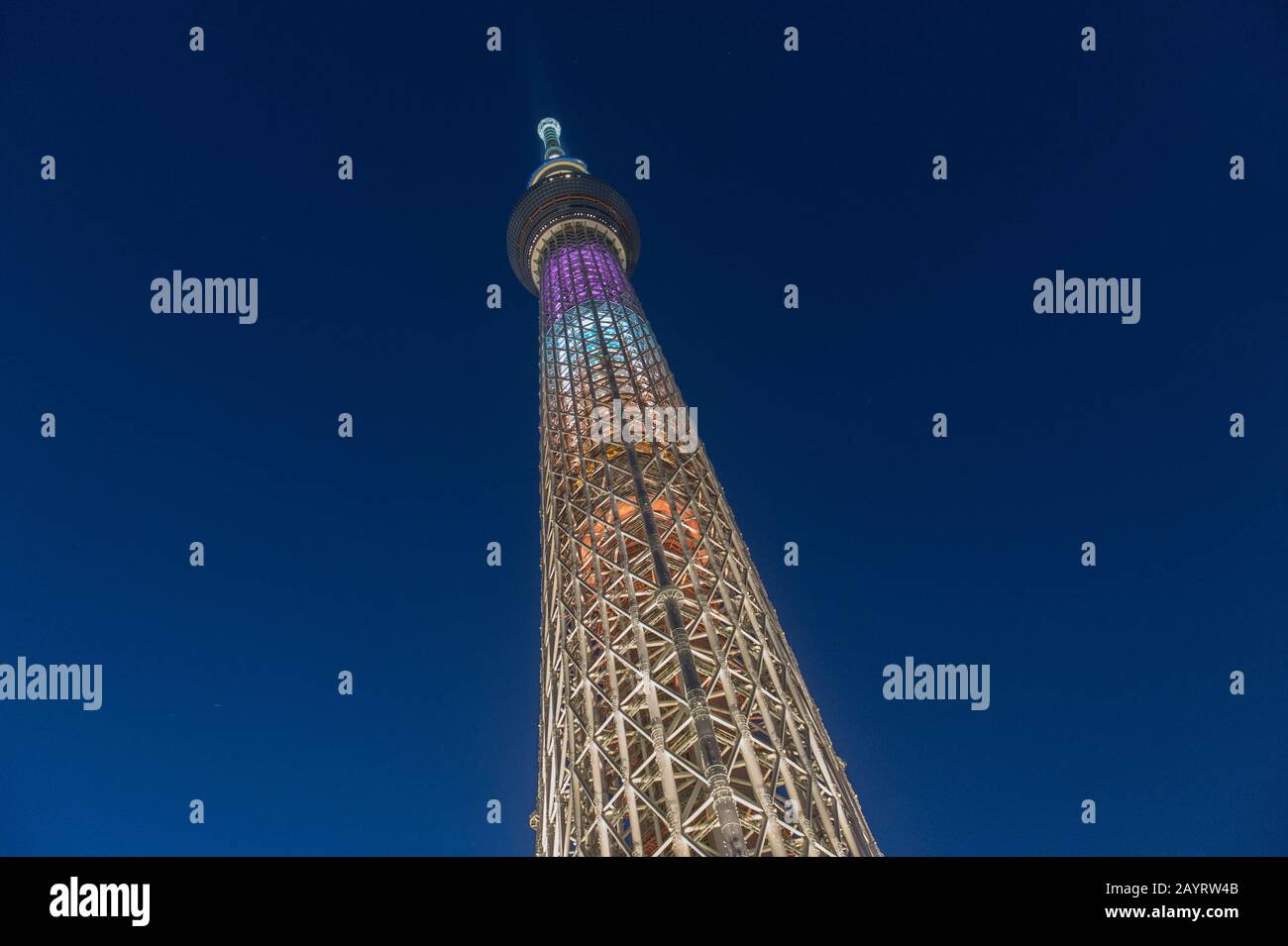 Foto nocturna del Tokyo Skytree es la torre más alta del mundo y es una torre de radiodifusión, restaurante y observación en Sumida, Tokio, Japón. Foto de stock