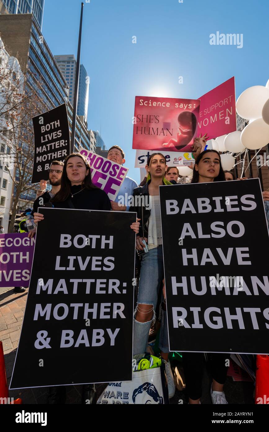 Sydney, AUSTRALIA – 6 de agosto de 2019. - Cientos de manifestantes contra el aborto se reúnen en las afueras de la Casa del Parlamento de Nueva Gales del Sur, Sydney. Foto de stock