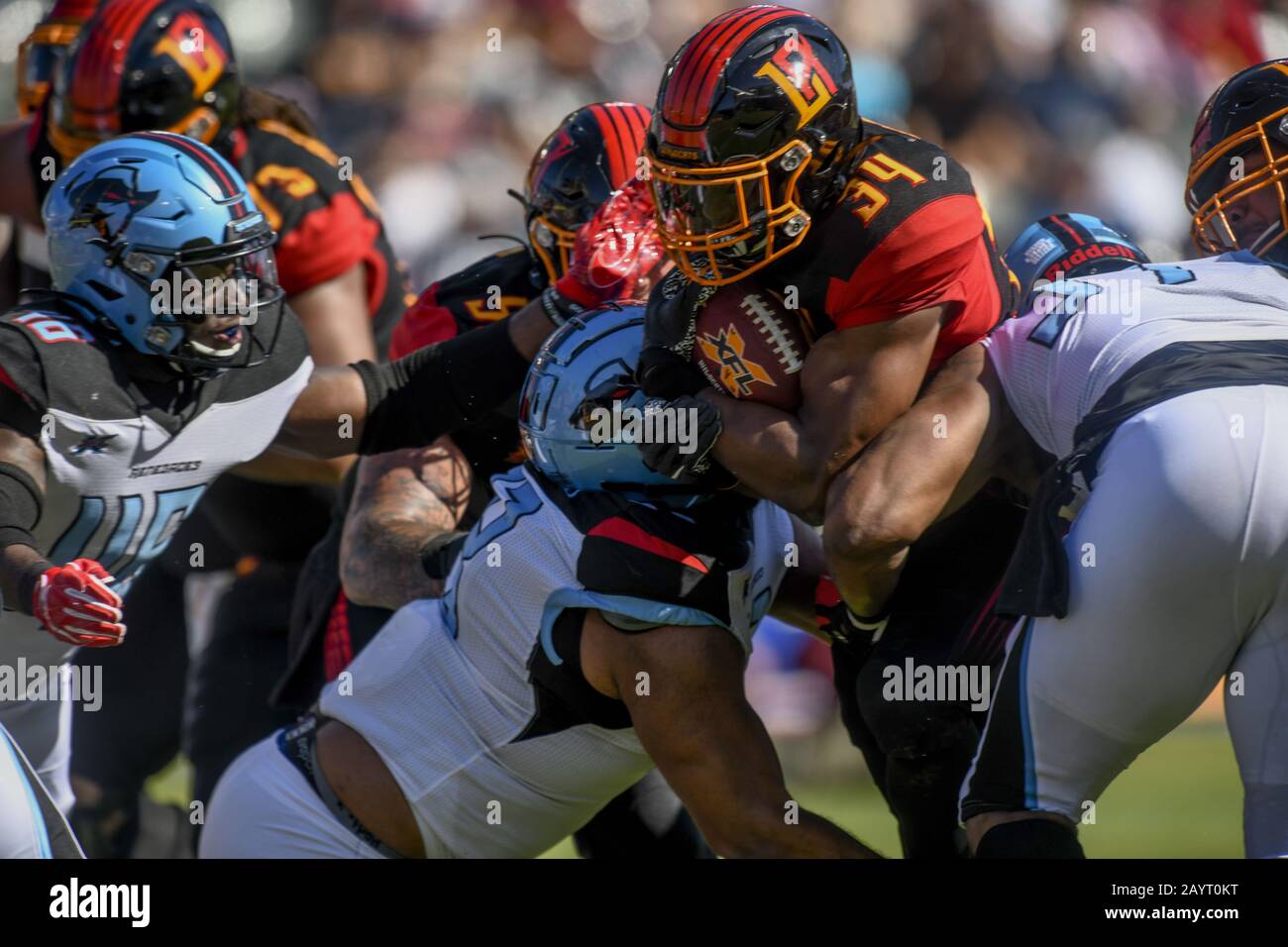 Carson, California, EE.UU. 16 de febrero de 2020. 34 Elijah Hood empujando a través de la defensa durante el XFL Dallas Renegades vs. Los Angeles Wildcats juego el 16 de febrero de 2020. Crédito: Dalton Hamm/Zuma Wire/Alamy Live News Foto de stock