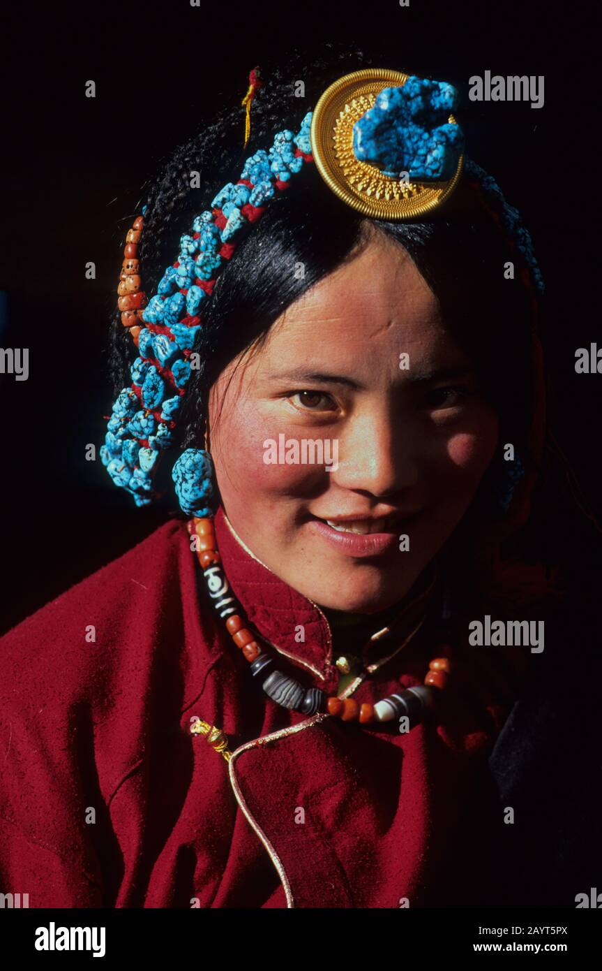 Retrato de una mujer tibetana (peregrina) con joyería tradicional en el templo de Jokhang en Lhasa, Tibet, China. Foto de stock