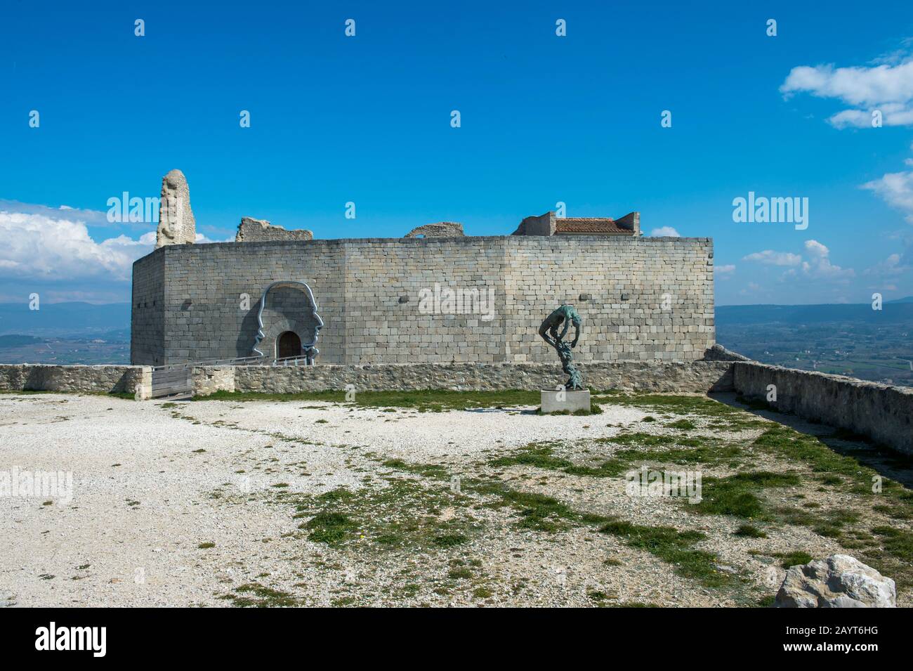 Château de lacoste fotografías e imágenes de alta resolución - Alamy