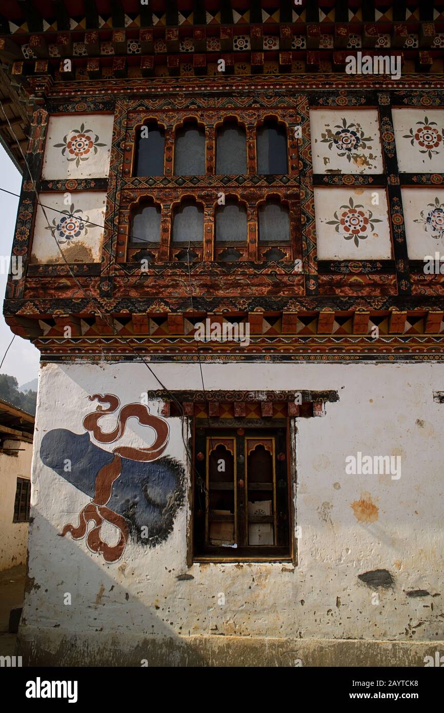 Una pintura de un falo está muy extendida por todo Bután como símbolo de la fertilidad y para la protección del hogar Foto de stock