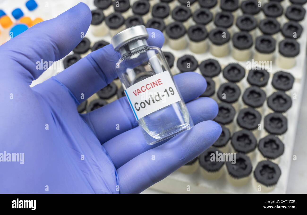 El científico posee una vacuna contra el coronavirus, imagen conceptual Foto de stock