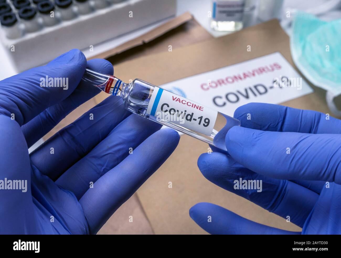 Científico sostiene la vacuna contra el coronavirus en el hospital, imagen conceptual Foto de stock