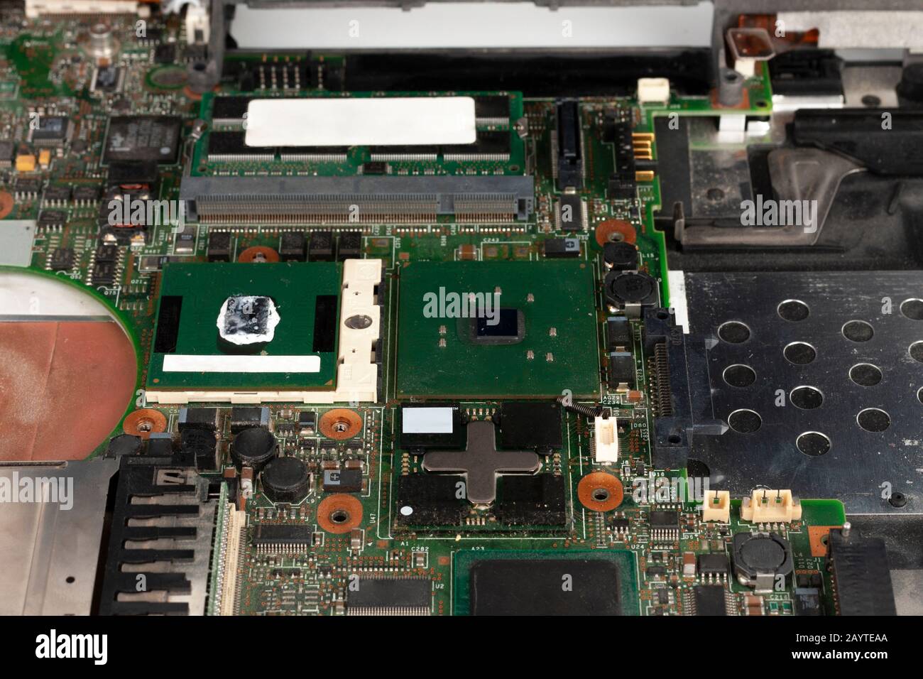 Placa base para portátil con CPU una tarjeta gráfica integrada, ventilador  de CPU y teclado retirados Fotografía de stock - Alamy