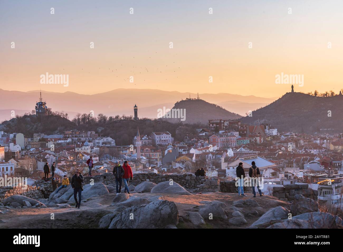 Gente viendo la puesta de sol desde la colina de Nebet tepe en la ciudad de Plovdiv, Bulgaria - la ciudad europea más antigua Foto de stock
