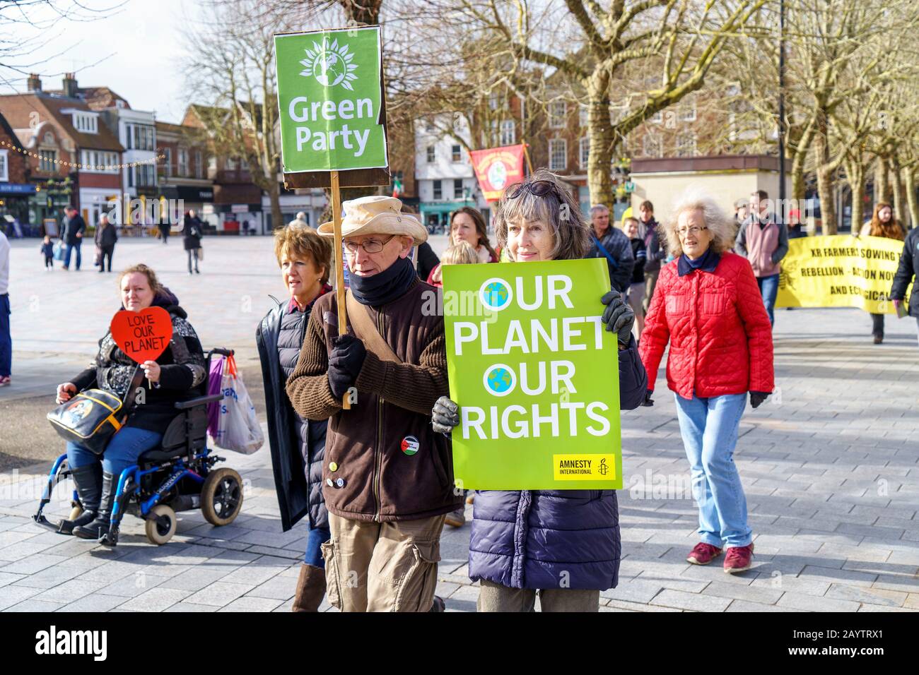 Adultos que sostienen pancartas en una huelga juvenil para una manifestación sobre el cambio climático Foto de stock