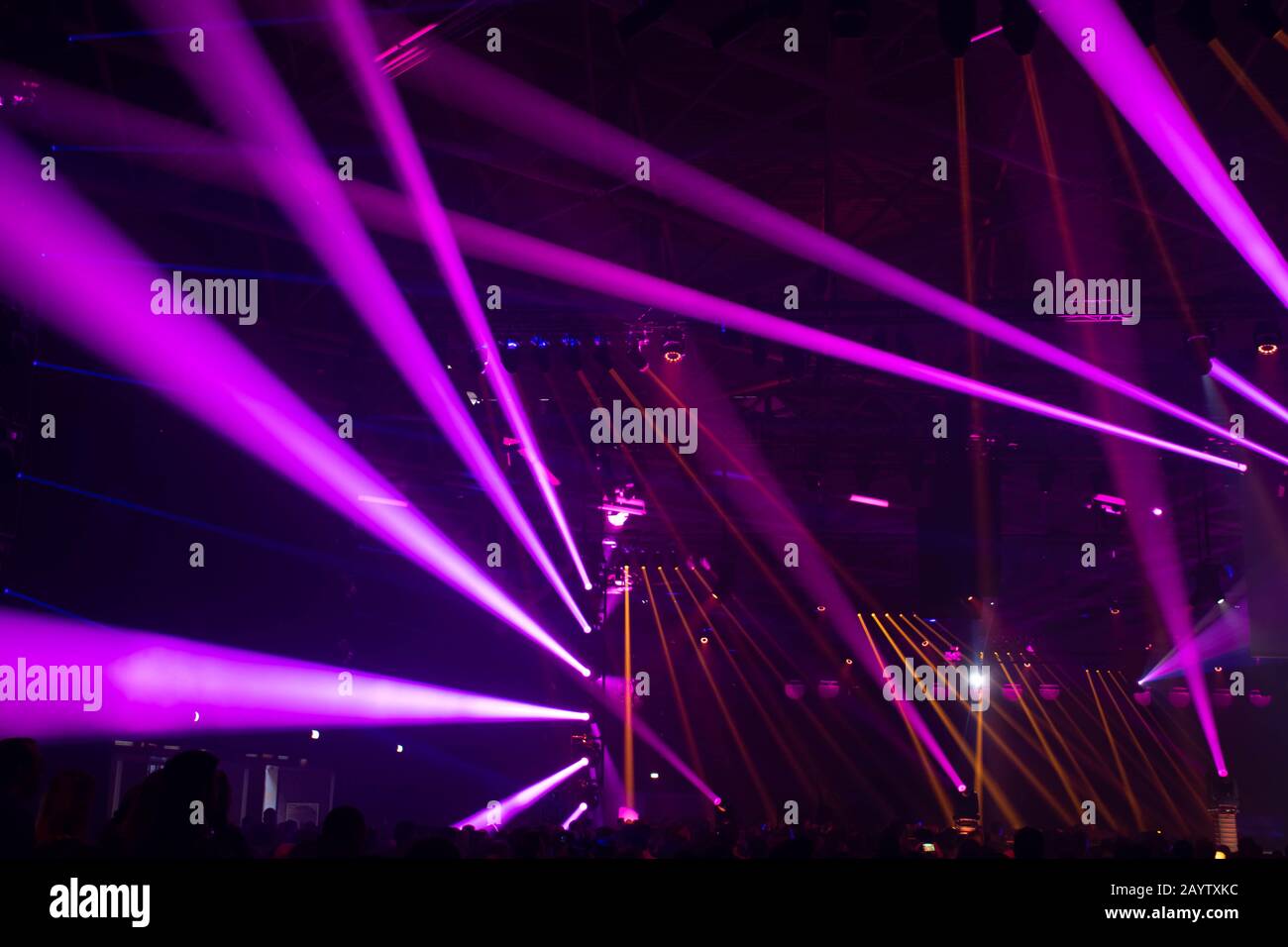 Escena, luces de escenario con focos de color y humo, luces láser de fondo,  rosa, púrpura, violeta Fotografía de stock - Alamy