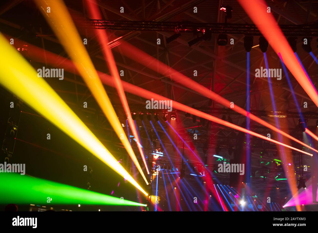 Escena, luces de escenario con focos de color y humo, luces láser de fondo,  color arco iris Fotografía de stock - Alamy