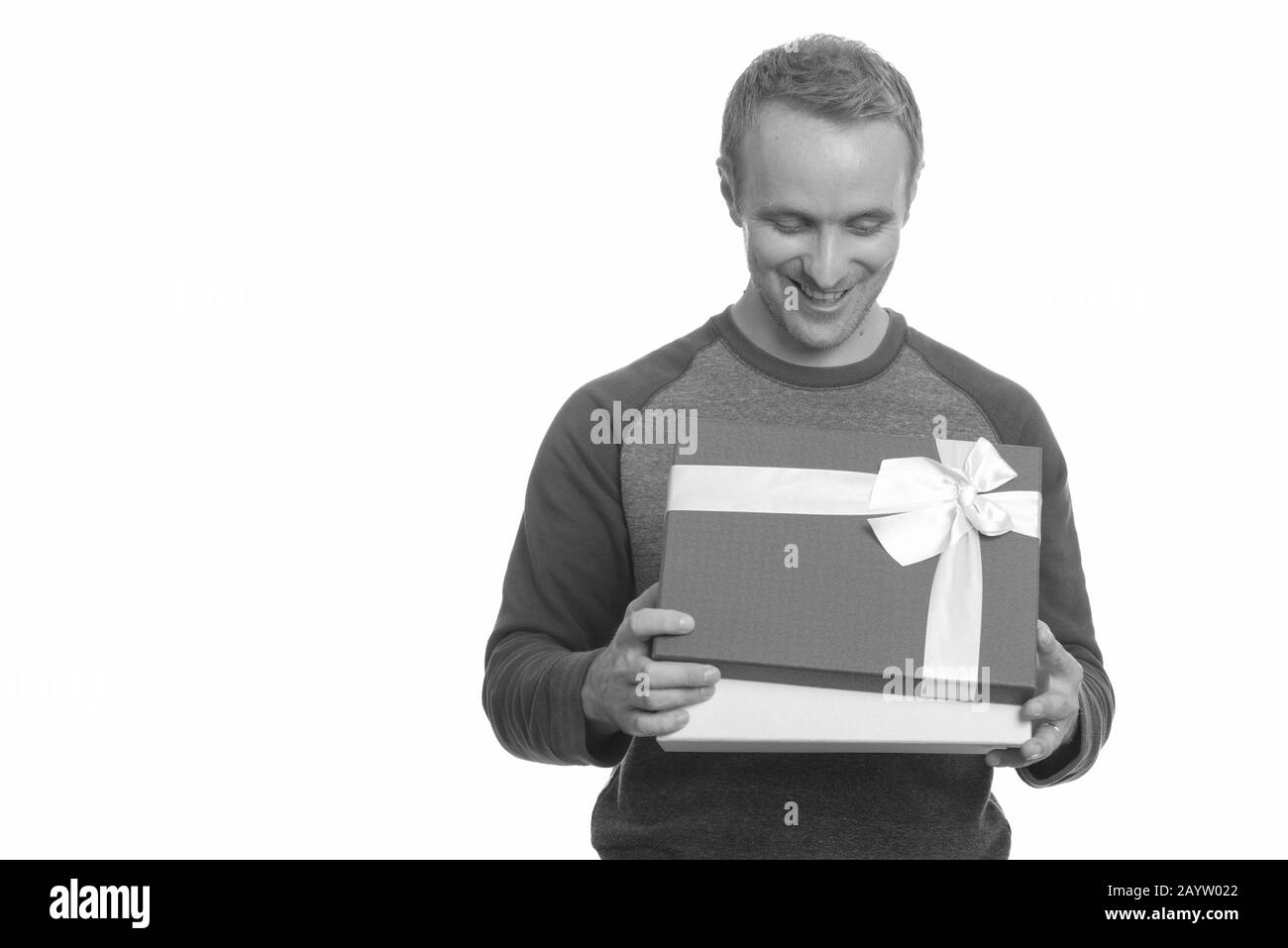 Retrato de un hombre feliz y guapo con caja de regalo Foto de stock