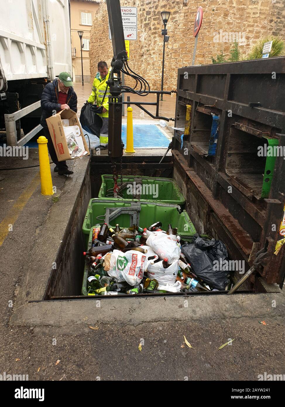 Botes de basura en el subterráneo, España, Islas Baleares, Mallorca  Fotografía de stock - Alamy