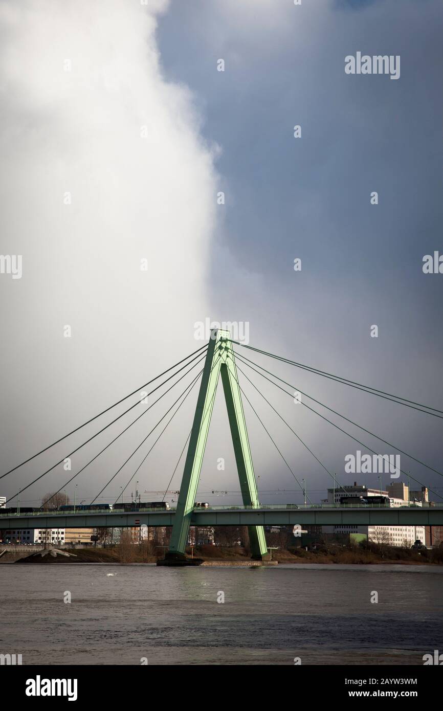 El puente de Severins a través del río Rin, vista al sur, las nubes de lluvia, Colonia, Alemania. Die Severinsbruecke ueber den Rhein, Blick nach Sueden, Foto de stock