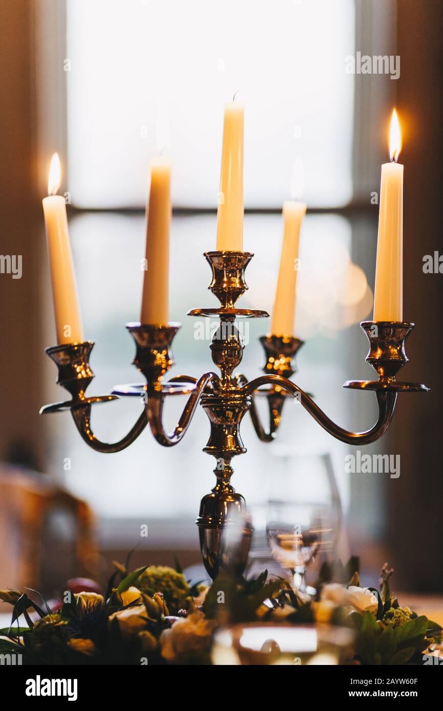 Foto de candelabros antiguos sobre mesa festiva con decoración maravillosa.  Ambiente acogedor. Velas encendidas usadas para la decoración. Cena  romántica Fotografía de stock - Alamy