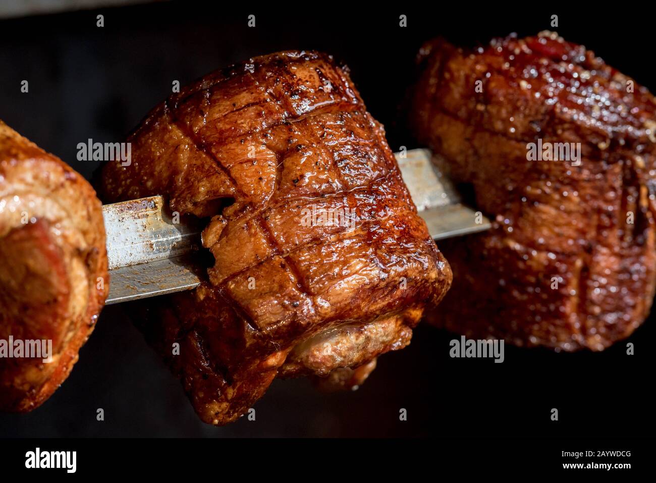 Panceta de cerdo en una parrilla de carbón fotografías e imágenes de