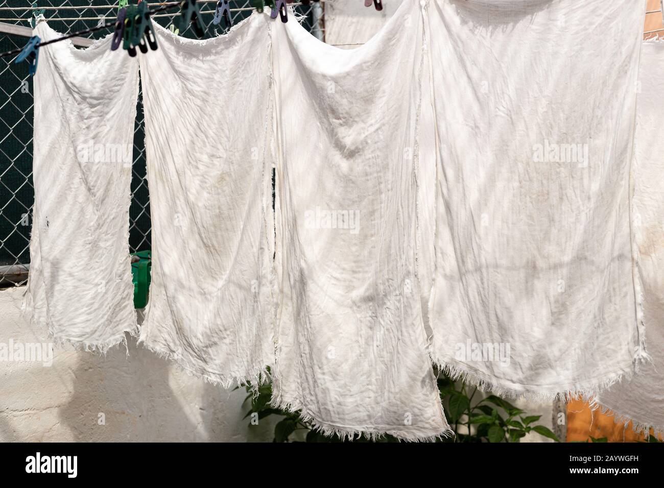 Pañales de tela lavados colgando afuera en una línea de ropa para secarse  al sol Fotografía de stock - Alamy