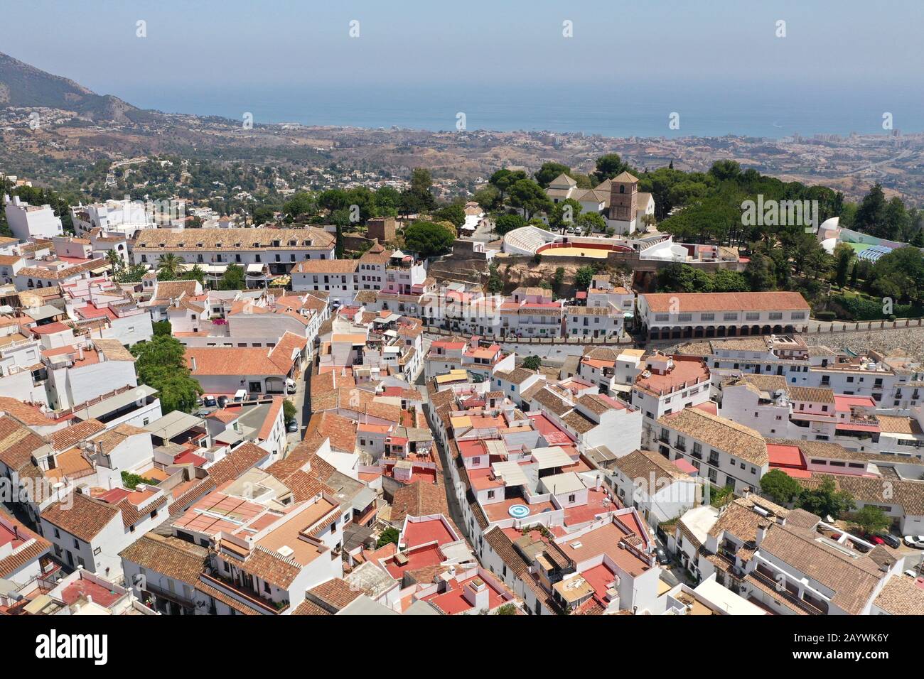 Vista de los tejados de Mijas Pueblo y el paisaje circundante con el mar mediterráneo en el fondo, Costa del Sol, Málaga, España Foto de stock
