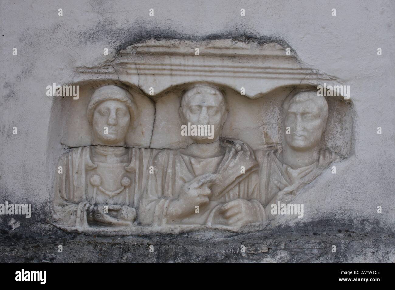 Kirche, Wernberg, Sternberg, Römer, römisch, Grabstein, Spolien, Relief, Fibel, Fibelschmuck, Tracht, ROM, Villach, Villach-Land, Kärnten, Österreich Foto de stock