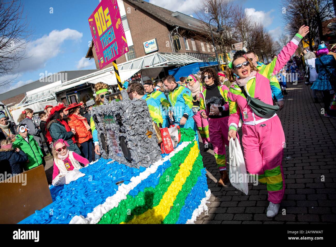 Damme, Alemania. 17 de febrero de 2020. Los actores desfilan por el centro de la ciudad con coloridos trajes en la tradicional procesión del Lunes de Rosa. Desde 1893 los tontos de Damme han estado adelantando su lunes de la rosa por una semana. En ese momento la iglesia había ordenado una oración obligatoria de cuarenta horas para el período del carnaval para poner una parada a los acontecimientos pecaminosos en muchos lugares. El Dammer simplemente movió su Rose Lunes una semana hacia adelante. Crédito: Sina Schuldt/Dpa/Alamy Live News Foto de stock