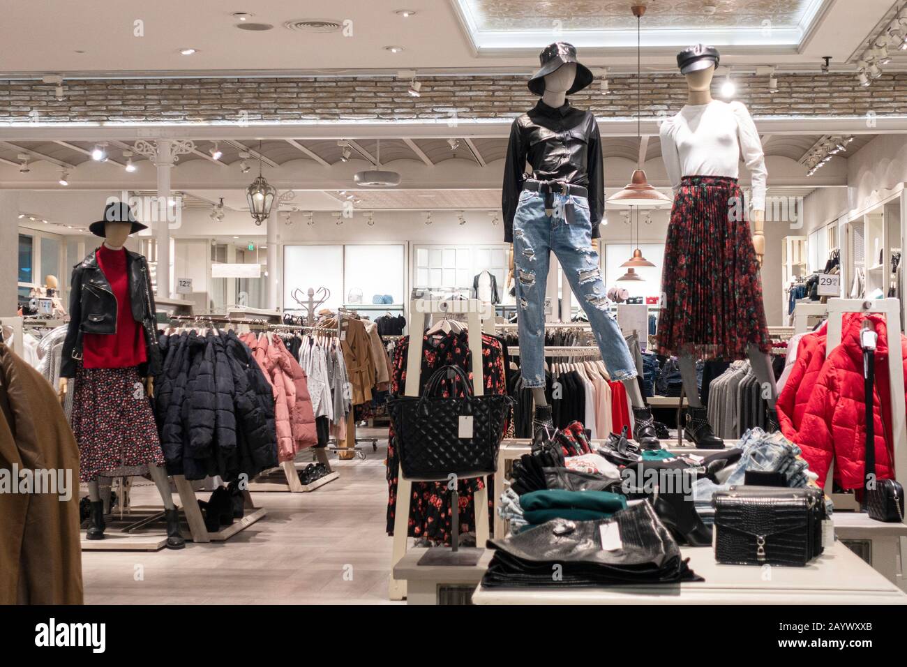 La marca de moda moderna interior de la tienda de ropa interior centro  comercial Fotografía de stock - Alamy