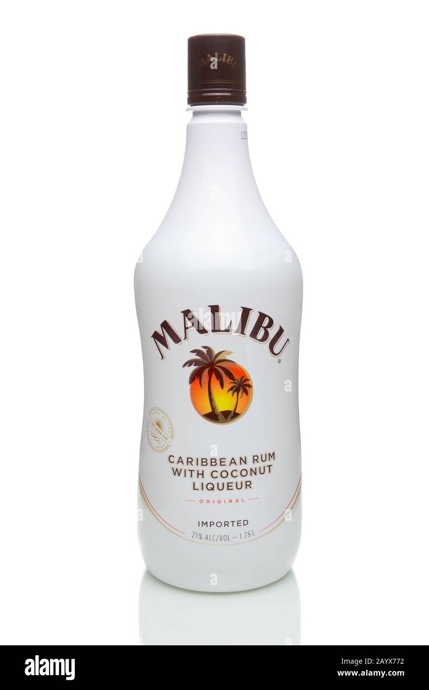 Irvine, CALIFORNIA - 8 DE ENERO de 2017: Botella de ron Malibu de 1.75 litros. Malibu es una Marca de ron, con sabor a licor de coco, de las Indias Occidentales Rum Dist Foto de stock