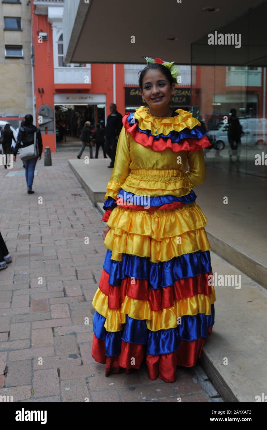 Joven local con vestido colonial tradicional cerca del Museo del Oro en la  Candelaria, el casco antiguo de Bogotá, Colombia Fotografía de stock - Alamy