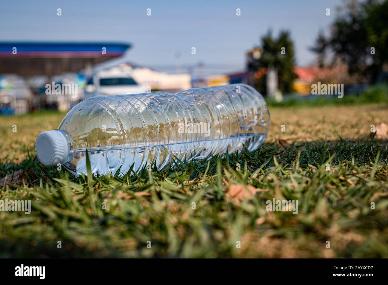 Cerca De La Botella Plástica De Agua En El Fondo Blanco Fotos