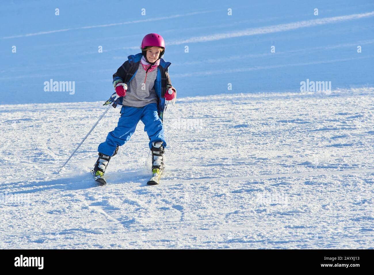 Esquí infantil en las montañas. Niño pequeño en traje colorido y casco de  seguridad aprendiendo a esquiar. Deporte de invierno para la familia con  niños pequeños Fotografía de stock - Alamy