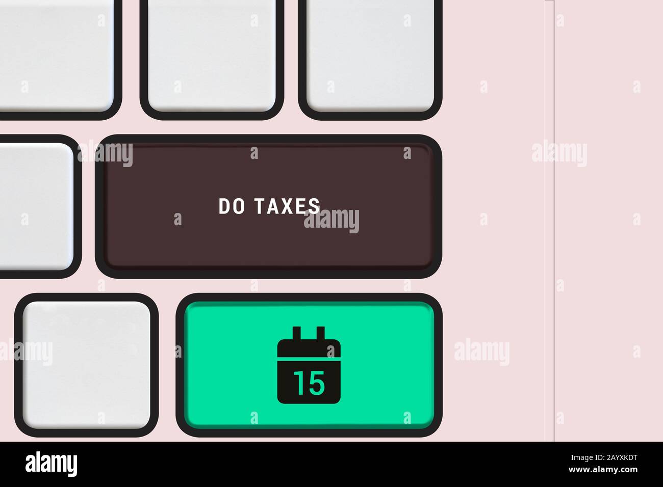 Vista del teclado del ordenador desde la parte superior con mensaje para hacer impuestos en línea utilizando el símbolo del calendario Foto de stock