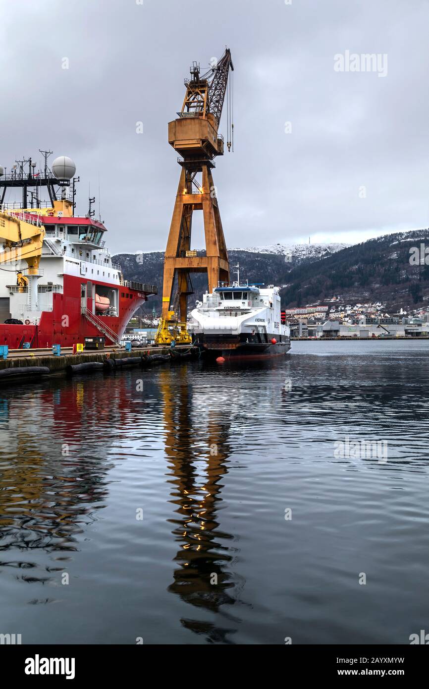 Ferry de coches Kvernsund y buque multiusos submarino IMR/CSV/W2W Polar  Queen, en el antiguo astillero de reparación de barcos BMV en Bergen,  Noruega. Una tormenta fuerte de lluvia Fotografía de stock -