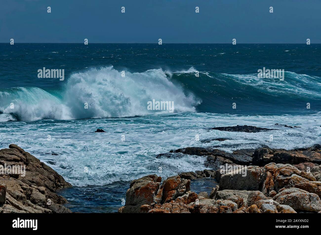 Orilla del mar en el océano Atlántico por Ciudad del Cabo, Sudáfrica Foto de stock