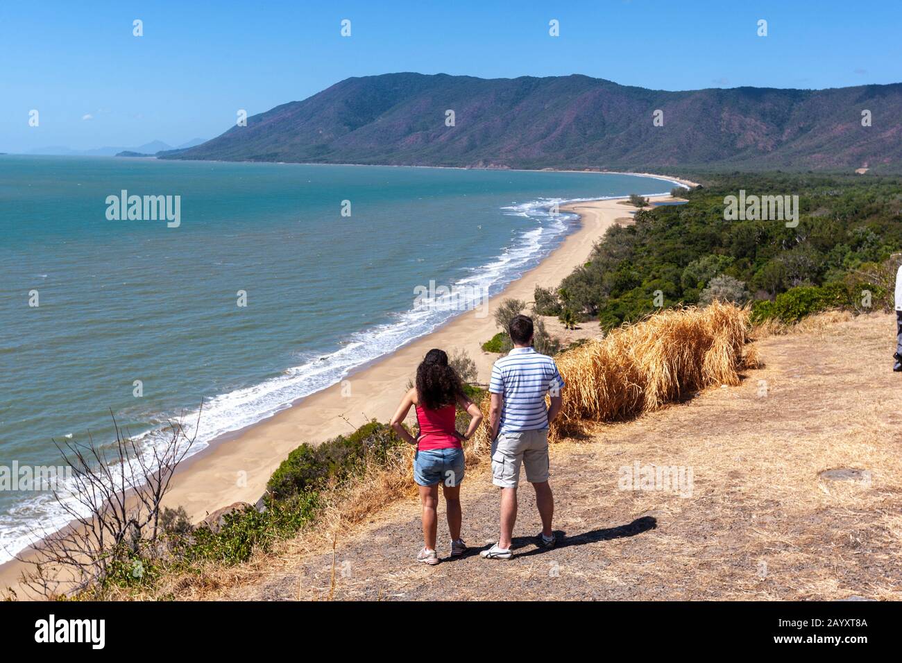 Un par de jóvenes turistas en el mirador de RX, Wangetti Beach, Wangetti, Queensland, Australia Foto de stock
