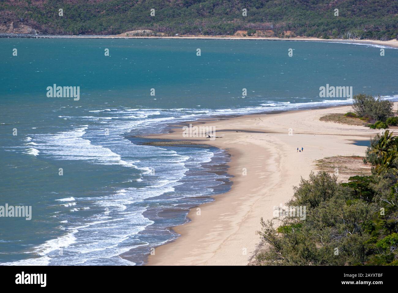 Gente en la playa desde el mirador de RX, Wangetti Beach, Wangetti, Queensland, Australia Foto de stock