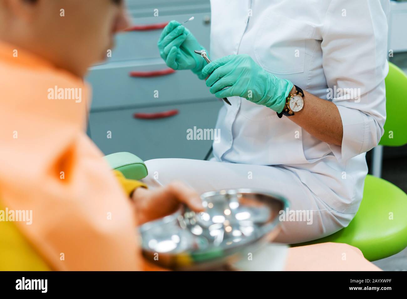Los procedimientos médicos en la oficina de la ORL Foto de stock