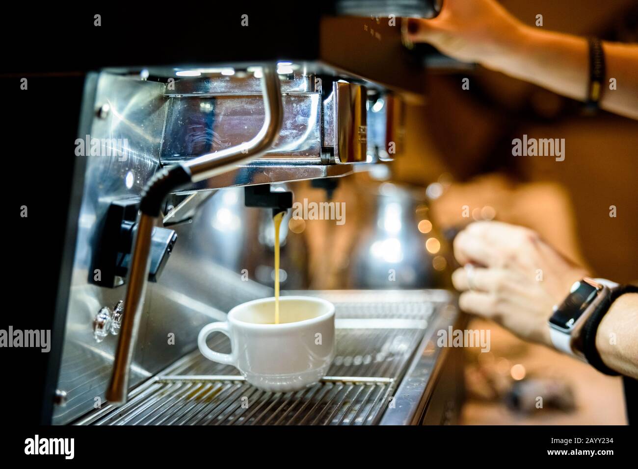Cafetera preparar un espresso para el desayuno de los clientes en una  cafetería europea Fotografía de stock - Alamy