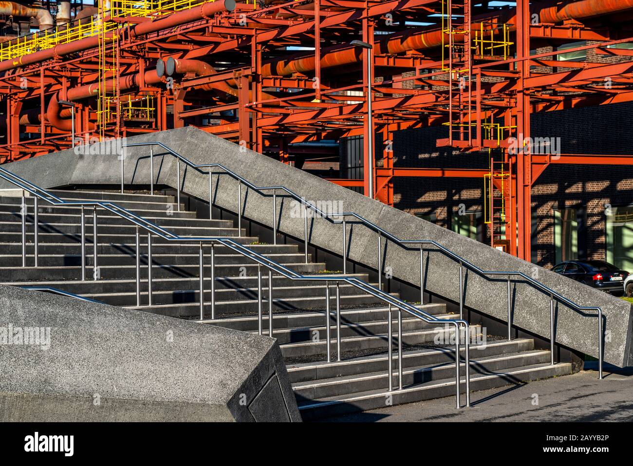 Patrimonio de la Humanidad Colliery Zollverein, planta de coque Zollverein, puentes de tuberías, escalera al parque en el aparcamiento de varios pisos, Essen, Alemania Foto de stock