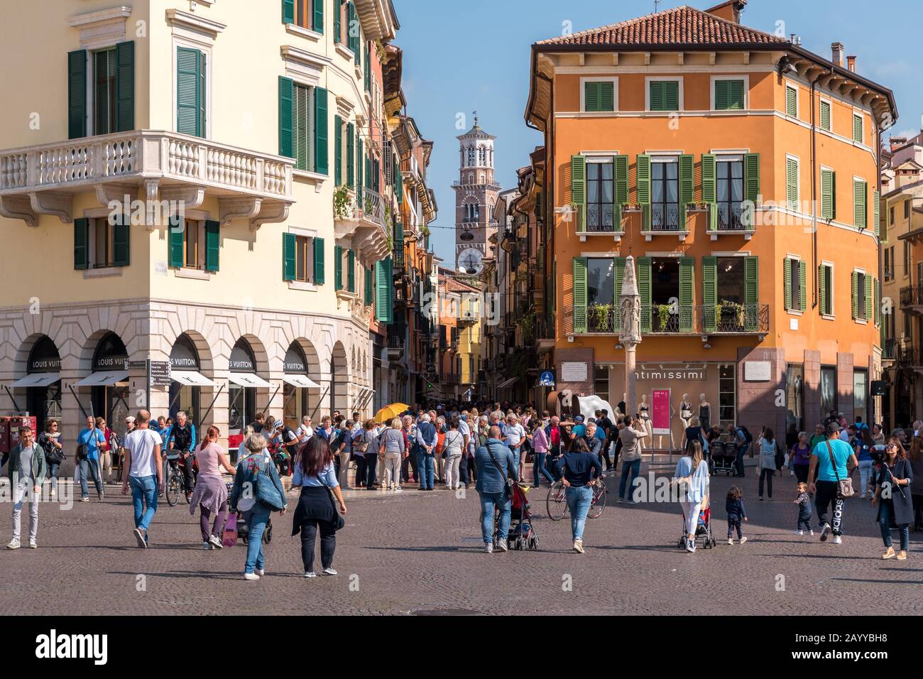 Muchos turistas diferentes en la ciudad italiana de Verona en el verano. Foto de stock