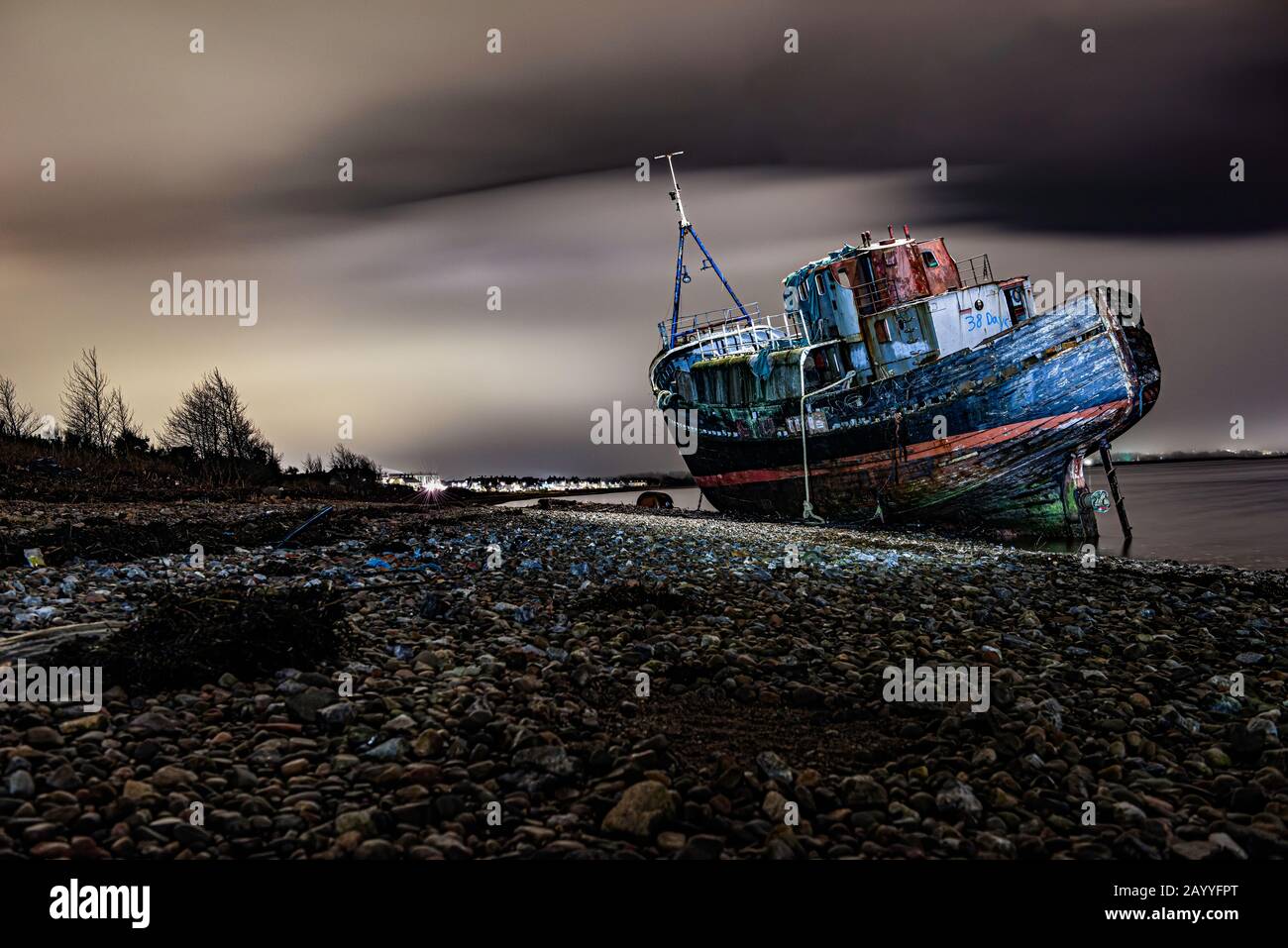Glencoe, Escocia - 2020 de enero: El barco Corpach Wreck cerca de Fort William, foto nocturna pintada de luz Foto de stock