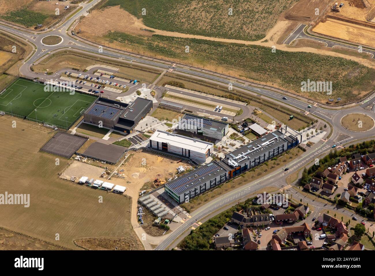 Sybil Andrews Academy y Skyliner Sports Center, vista aérea, en Bury St Edmunds, Suffolk, Reino Unido Foto de stock