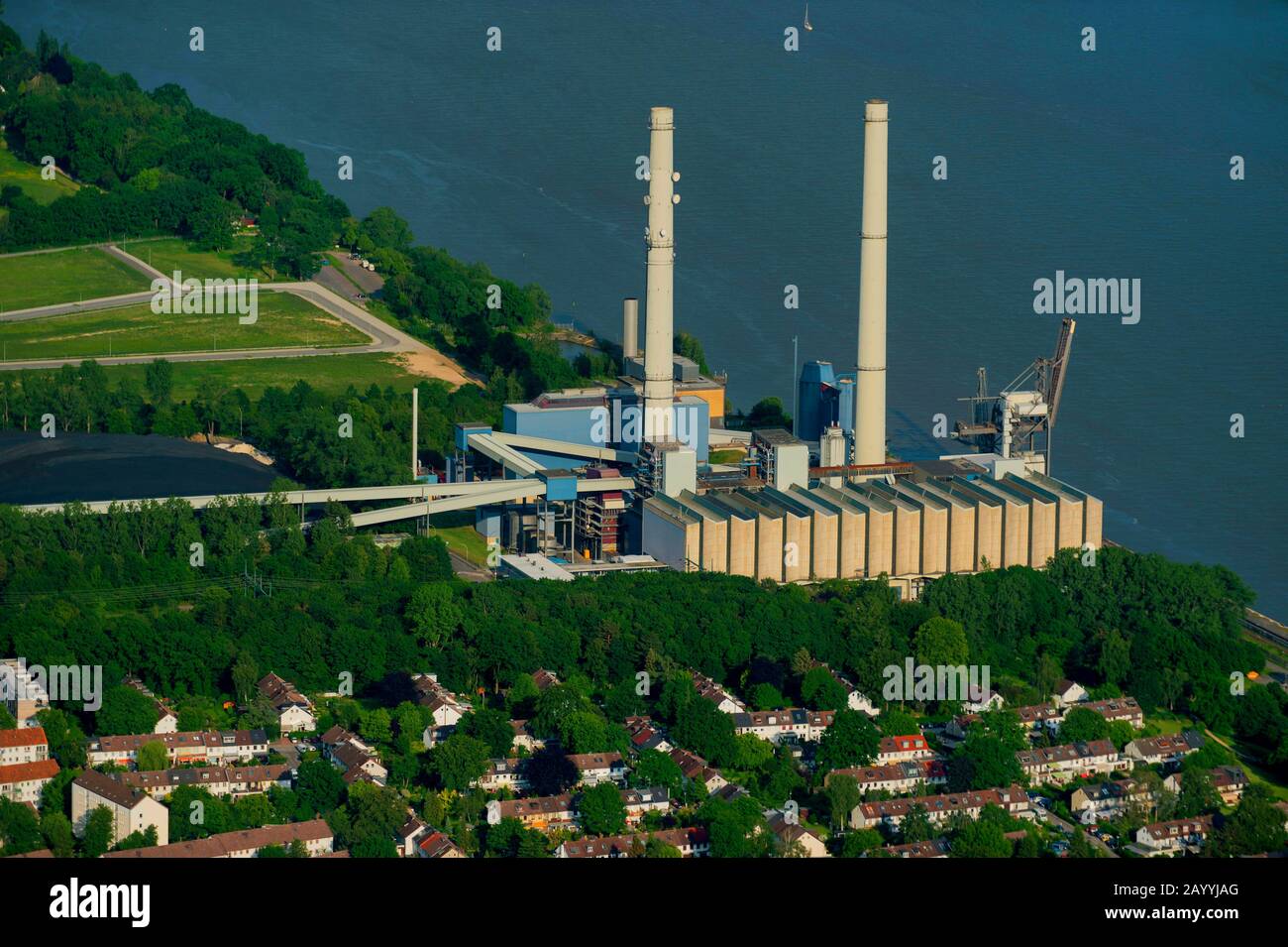 Central eléctrica de Wedel en la orilla del río Elbe, vista aérea, Alemania, Schleswig-Holstein Foto de stock