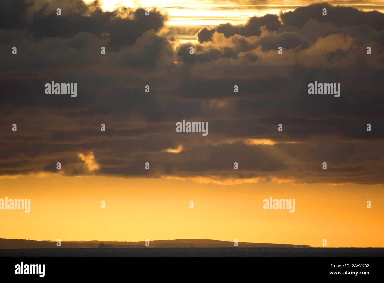 Paisaje costero al atardecer, Reino Unido, Gales, Parque Nacional de la Costa Pembrokeshire Foto de stock