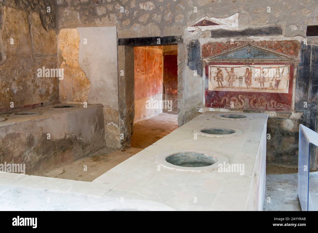El termopolio y la casa de Vetutius Placidus en Pompeya cerca de la moderna Nápoles en la región italiana de Campania. Foto de stock