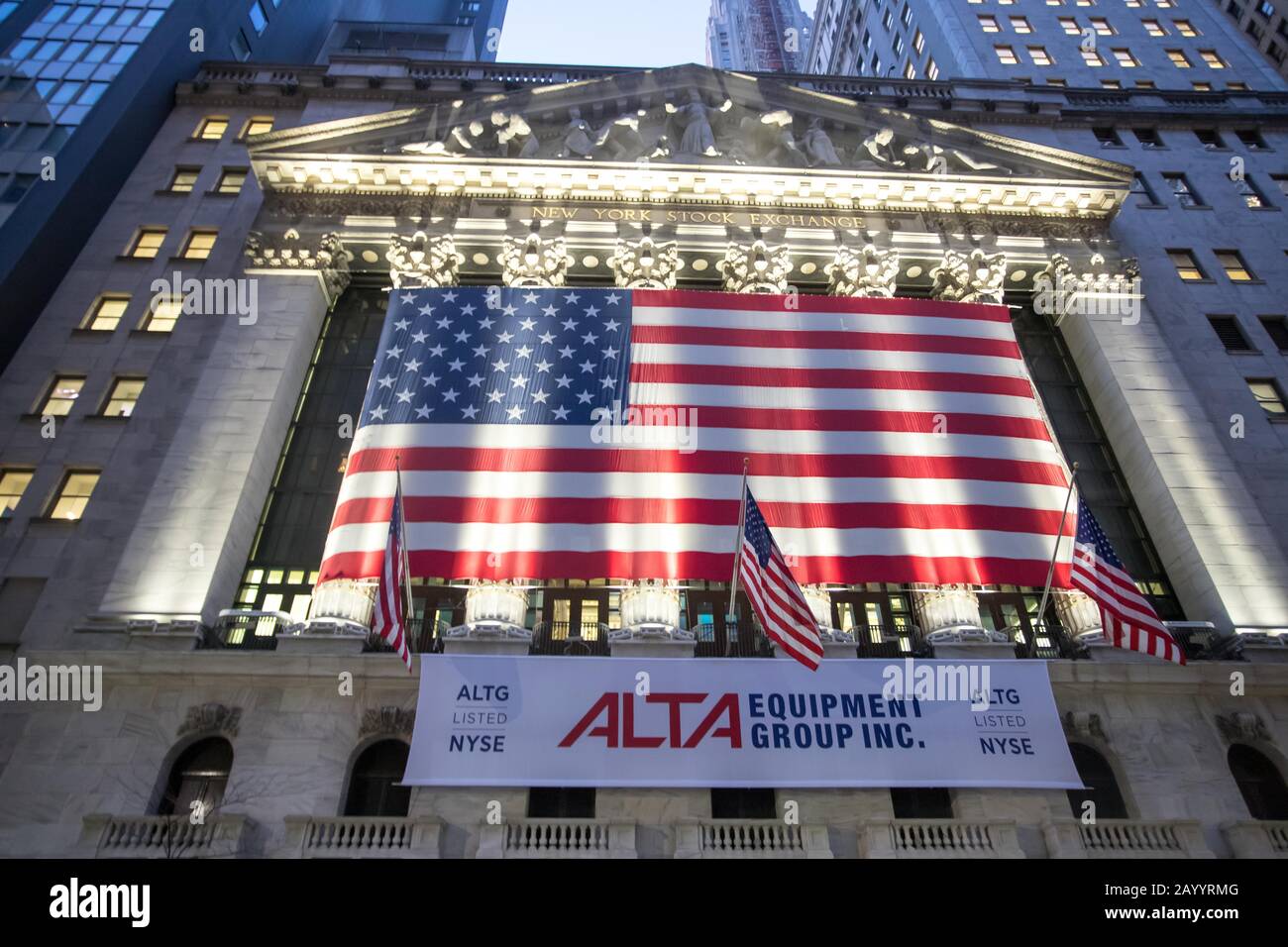 Bolsa de Nueva York, cuya abreviatura oficial es NYSE, la Bolsa de Nueva  York es vista con una bandera de Estados Unidos el lunes 17. Hoy es  Fotografía de stock - Alamy