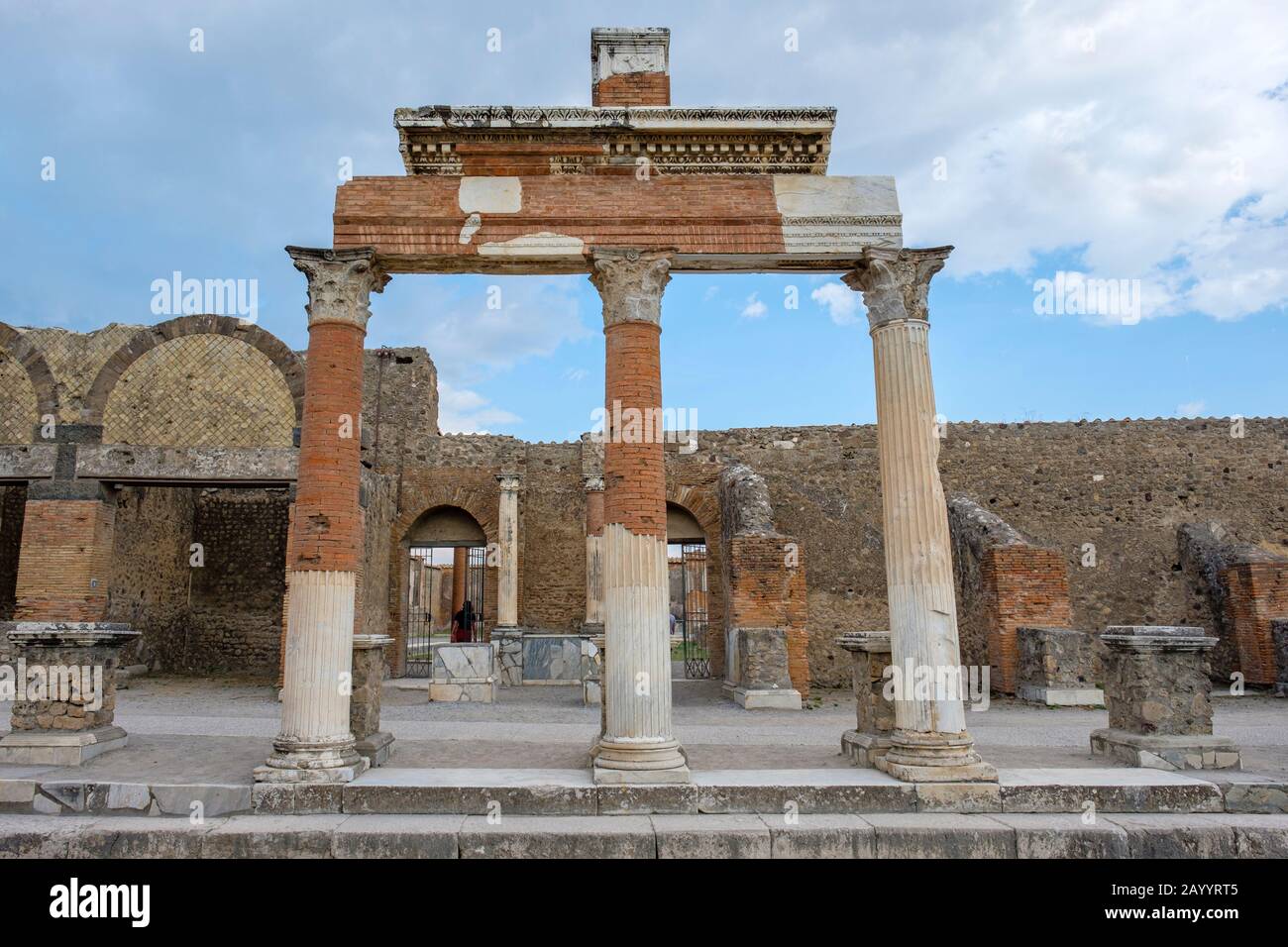 Pórtico, columnas en la entrada frente al Macellum, mercado, Foro de Pompeya, Pompeya, Italia Foto de stock