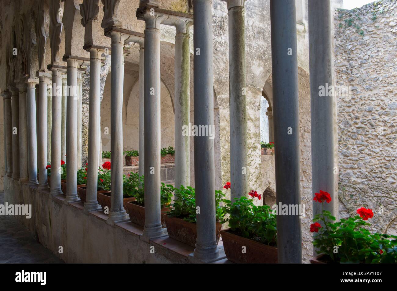 Chiostro moresco de Villa Rufolo en Ravello, en la costa de Amalfi, Italia. Foto de stock