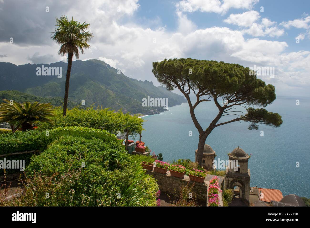 Vista del mar Mediterráneo y del pino Paraguas desde el jardín de Villa Rufolo en Ravello, en la costa de Amalfi, Italia. Foto de stock